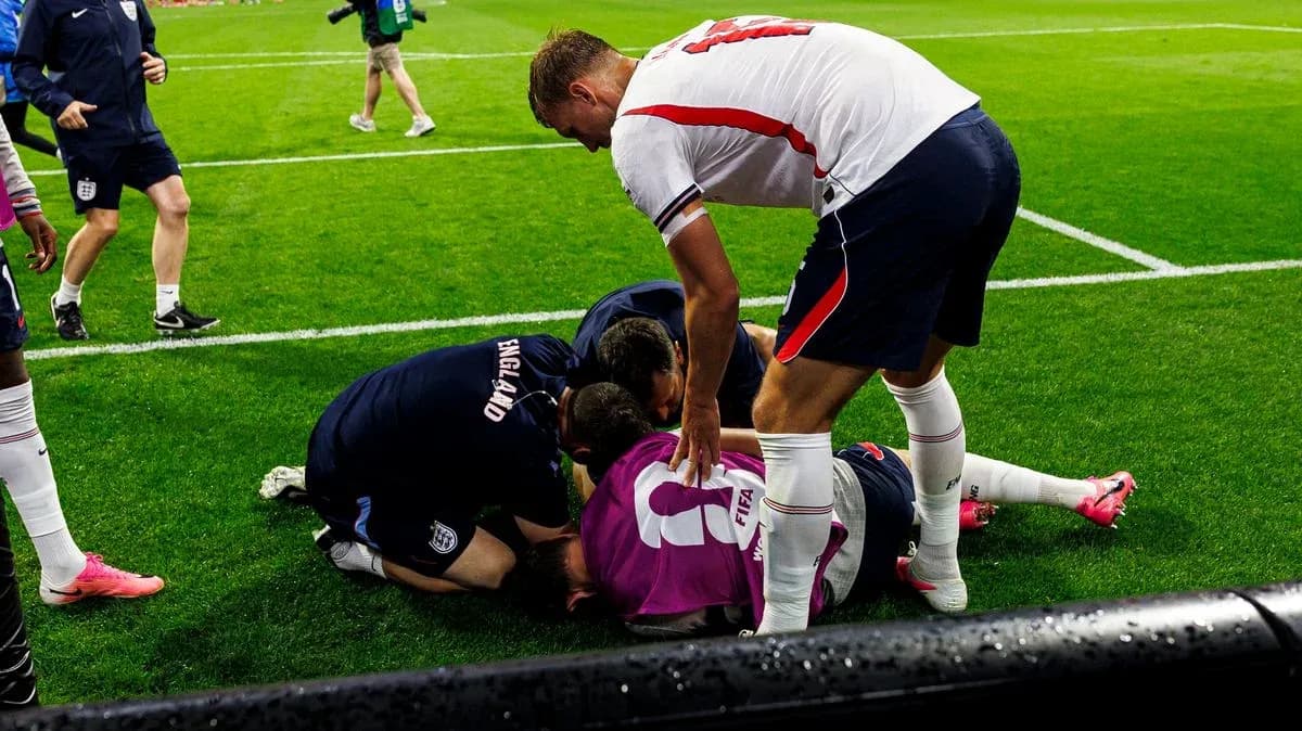 Jugadores y personal atendiendo a un portero caído Jugadores y personal atendiendo a un portero caído