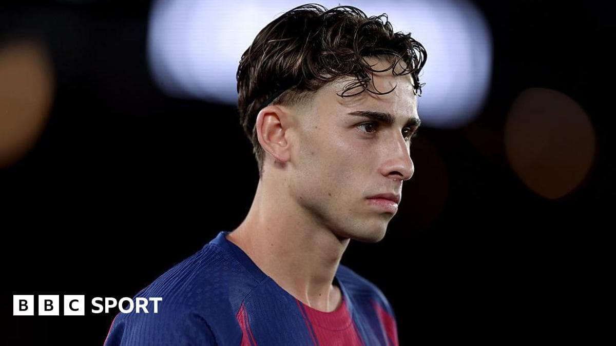Jugador de fútbol en uniforme de Barcelona mirando pensativo Jugador de fútbol en uniforme de Barcelona mirando pensativo