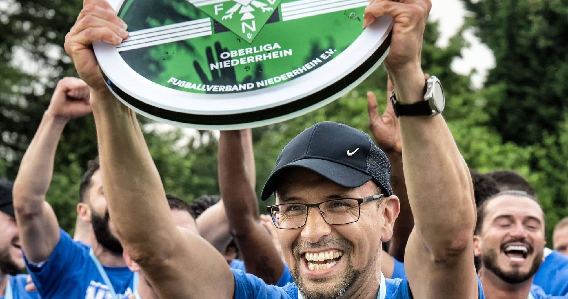 Celebración con trofeo de la Oberliga Niederrhein Celebración con trofeo de la Oberliga Niederrhein