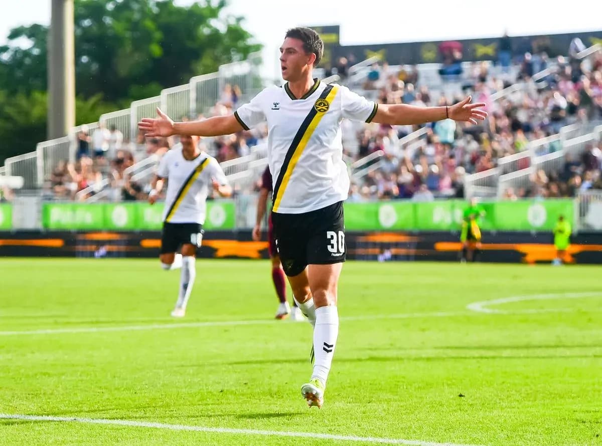 Jugador celebra un gol durante el partido Jugador celebra un gol durante el partido