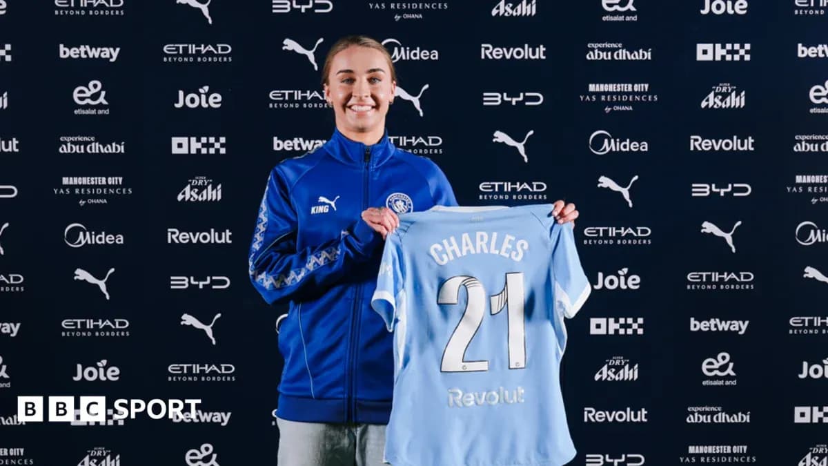 Jugadora mostrando camiseta de Manchester City en presentación Jugadora mostrando camiseta de Manchester City en presentación