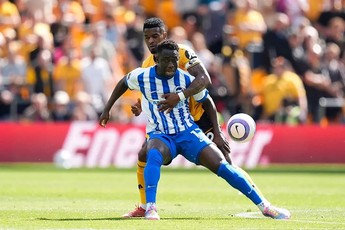 Jugador de Brighton luchando por el balón Jugador de Brighton luchando por el balón
