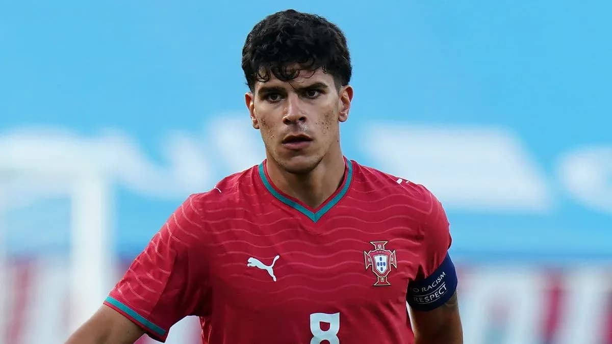 Jugador de Portugal en camiseta roja durante el partido Jugador de Portugal en camiseta roja durante el partido