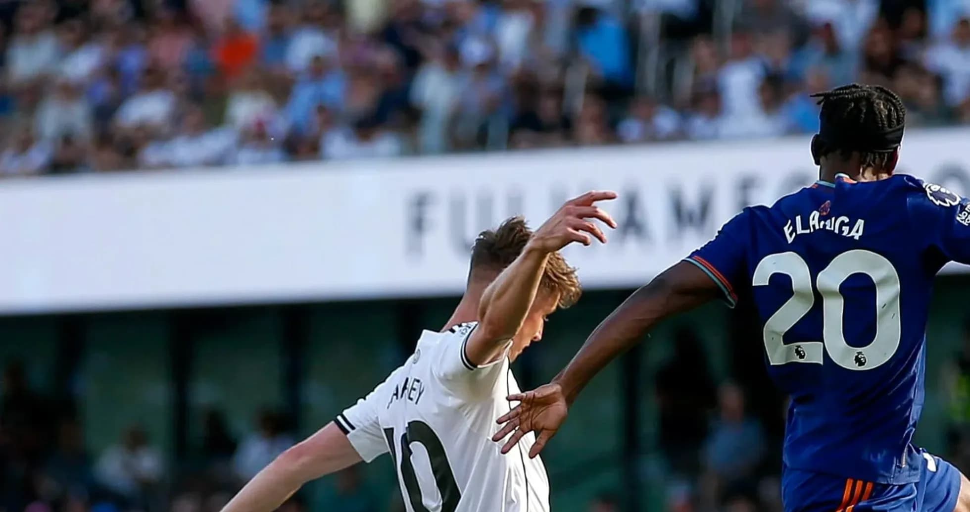 Jugadores de Fulham y Newcastle en acción Jugadores de Fulham y Newcastle en acción