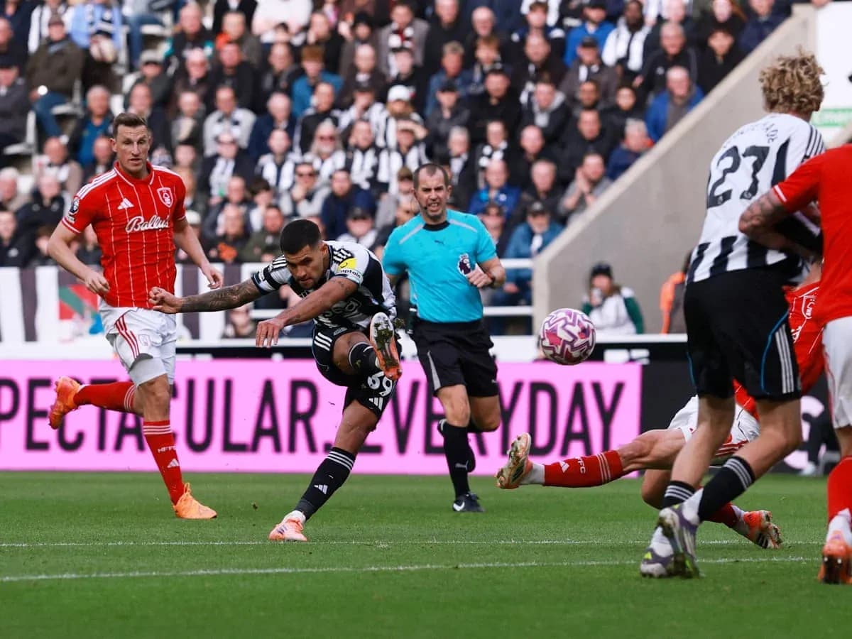 Jugador de Newcastle disparando a puerta Jugador de Newcastle disparando a puerta