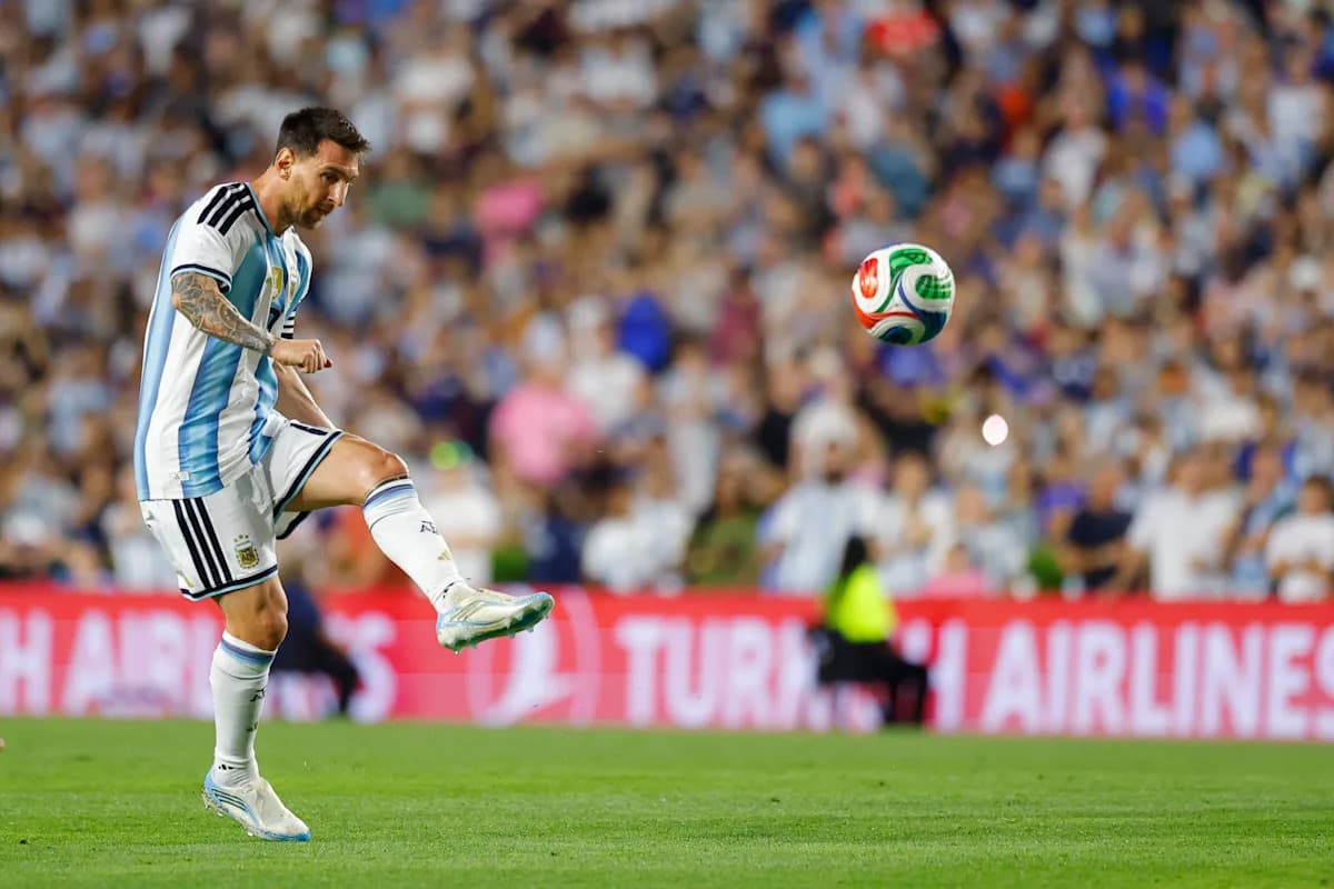 Lionel Messi controlando el balón en un partido Lionel Messi controlando el balón en un partido