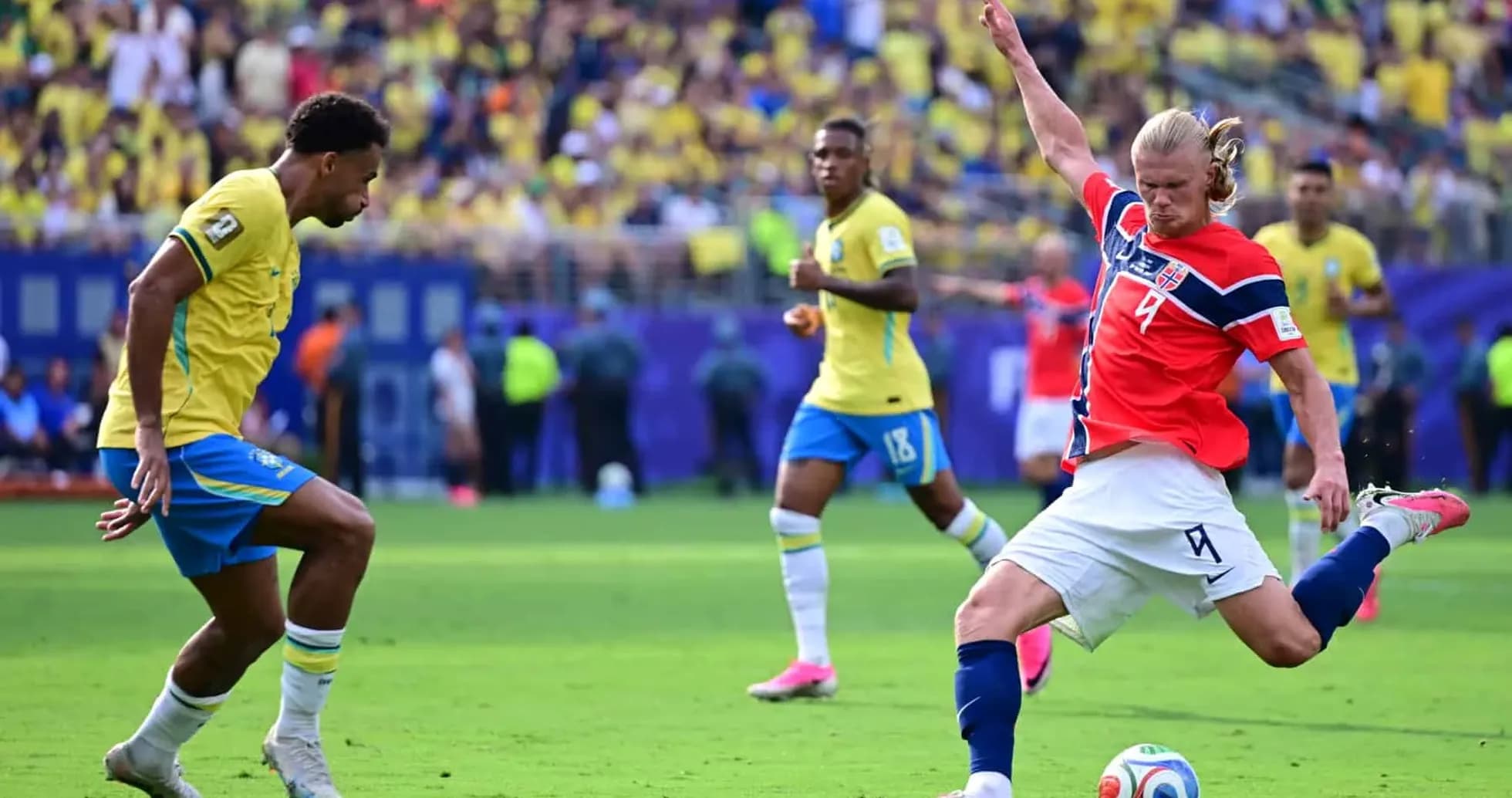 Jugador de Brasil intentando interceptar el balón Jugador de Brasil intentando interceptar el balón