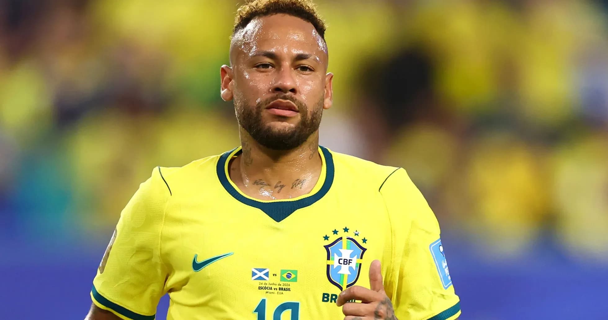 Neymar en camiseta amarilla de Brasil durante el partido Neymar en camiseta amarilla de Brasil durante el partido