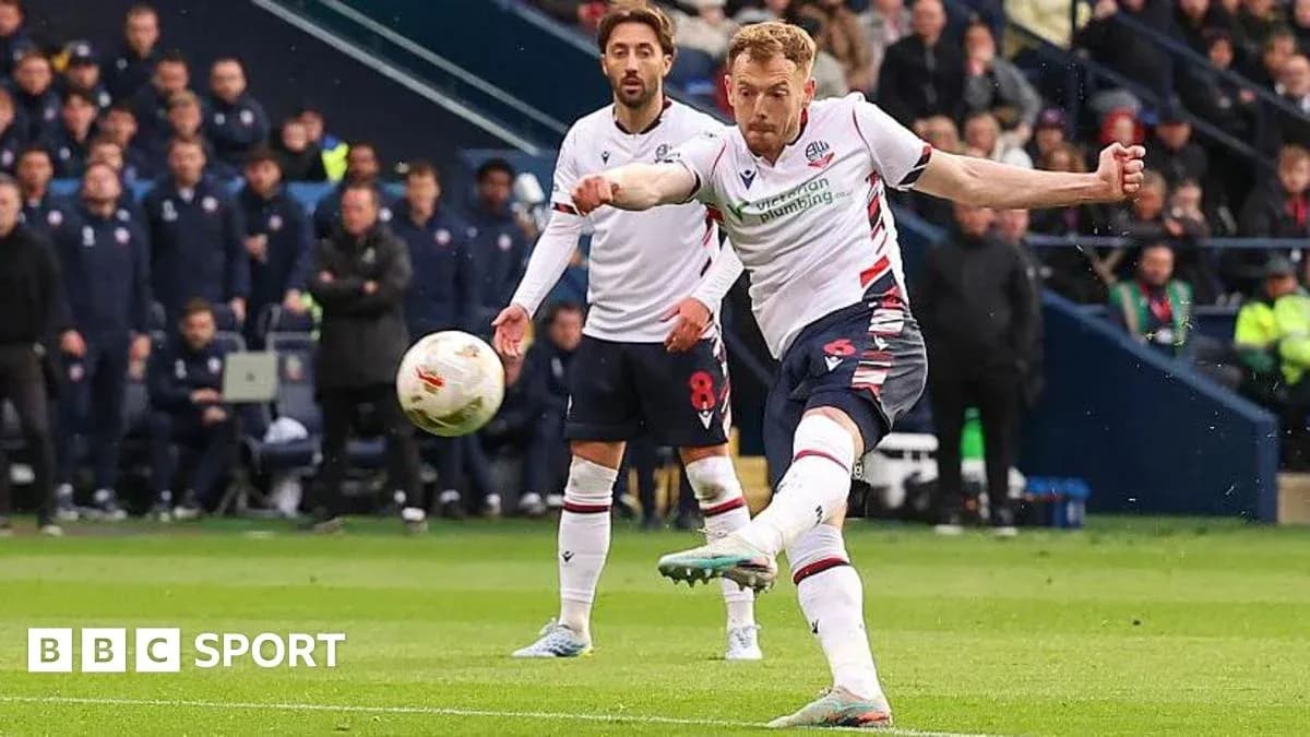 Jugador de Bolton chutando el balón durante el partido Jugador de Bolton chutando el balón durante el partido