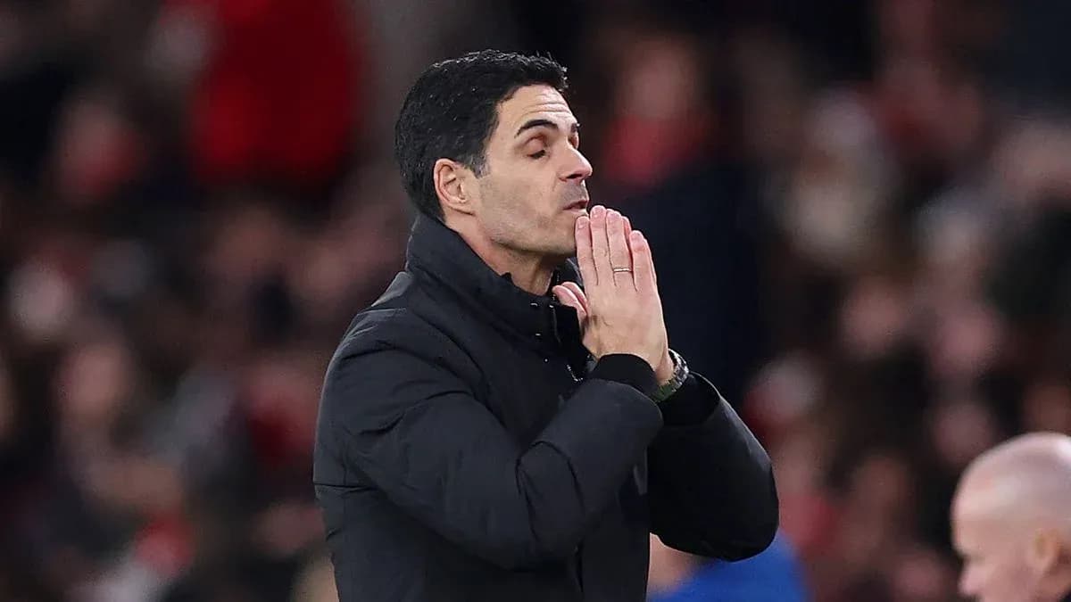 Entrenador haciendo gesto de preocupación en el banquillo Entrenador haciendo gesto de preocupación en el banquillo