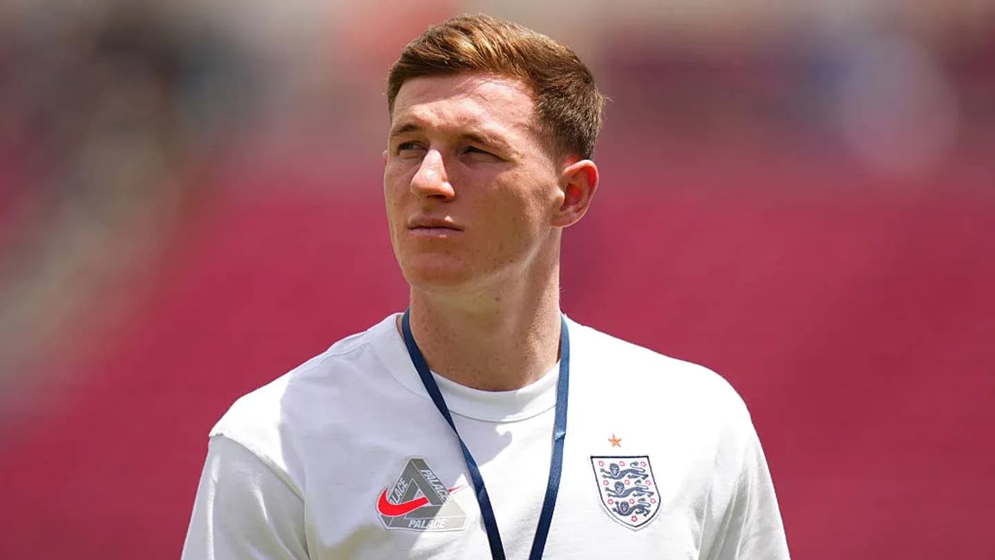Jugador de Inglaterra observando el campo antes del partido Jugador de Inglaterra observando el campo antes del partido