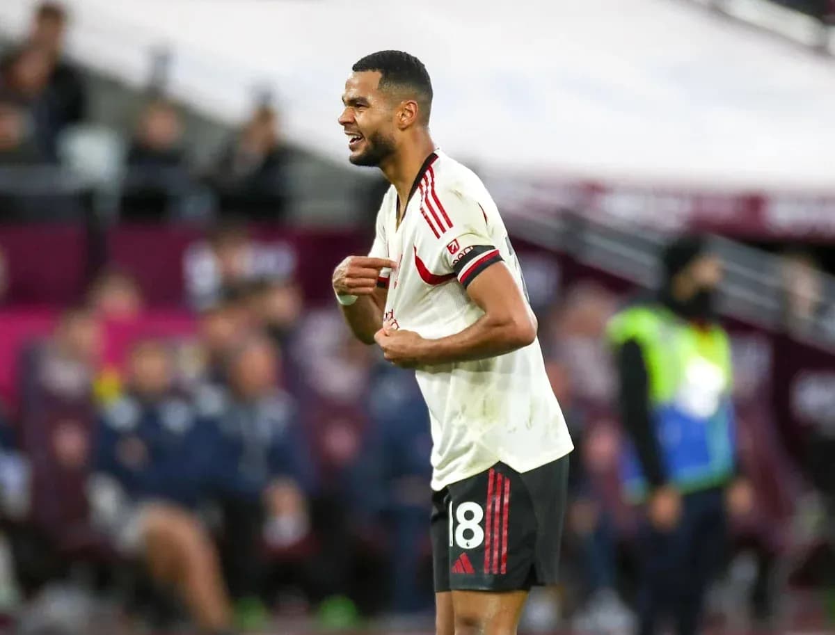 Jugador de fútbol con camiseta blanca señalando su pecho Jugador de fútbol con camiseta blanca señalando su pecho