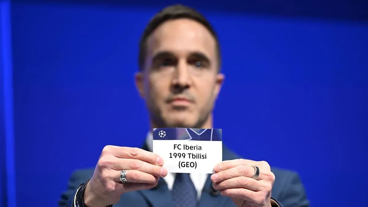 Hombre sosteniendo tarjeta de FC Iberia Tbilisi Hombre sosteniendo tarjeta de FC Iberia Tbilisi