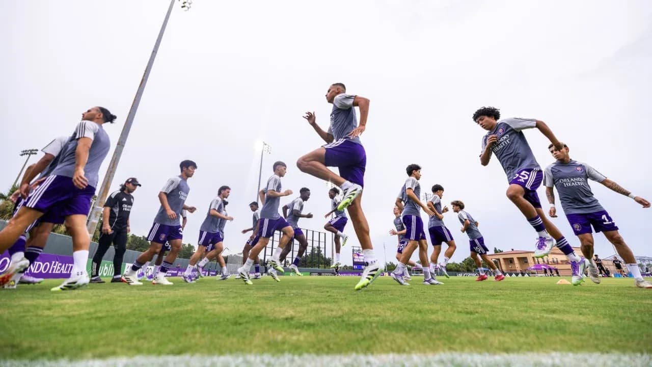 Jugadores de Orlando City II entrenando en el campo Jugadores de Orlando City II entrenando en el campo