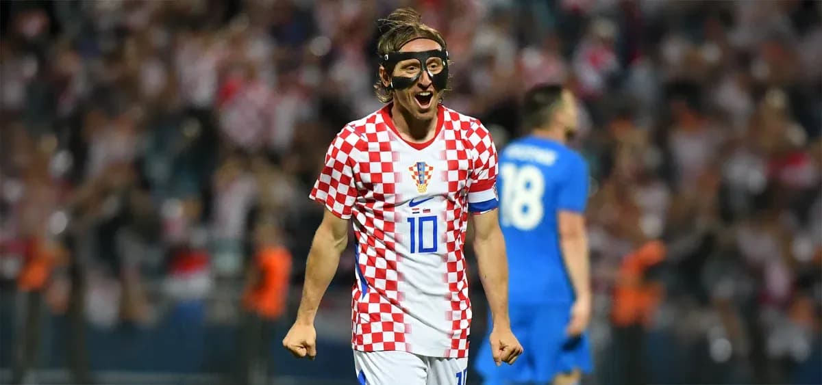 Jugador croata celebrando en partido con camiseta a cuadros Jugador croata celebrando en partido con camiseta a cuadros
