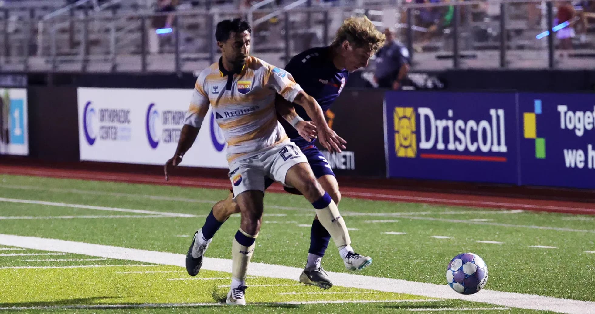 Jugador de Knoxville intenta despejar el balón Jugador de Knoxville intenta despejar el balón
