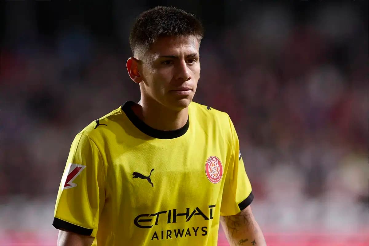 Portero de Girona con uniforme amarillo en el campo Portero de Girona con uniforme amarillo en el campo