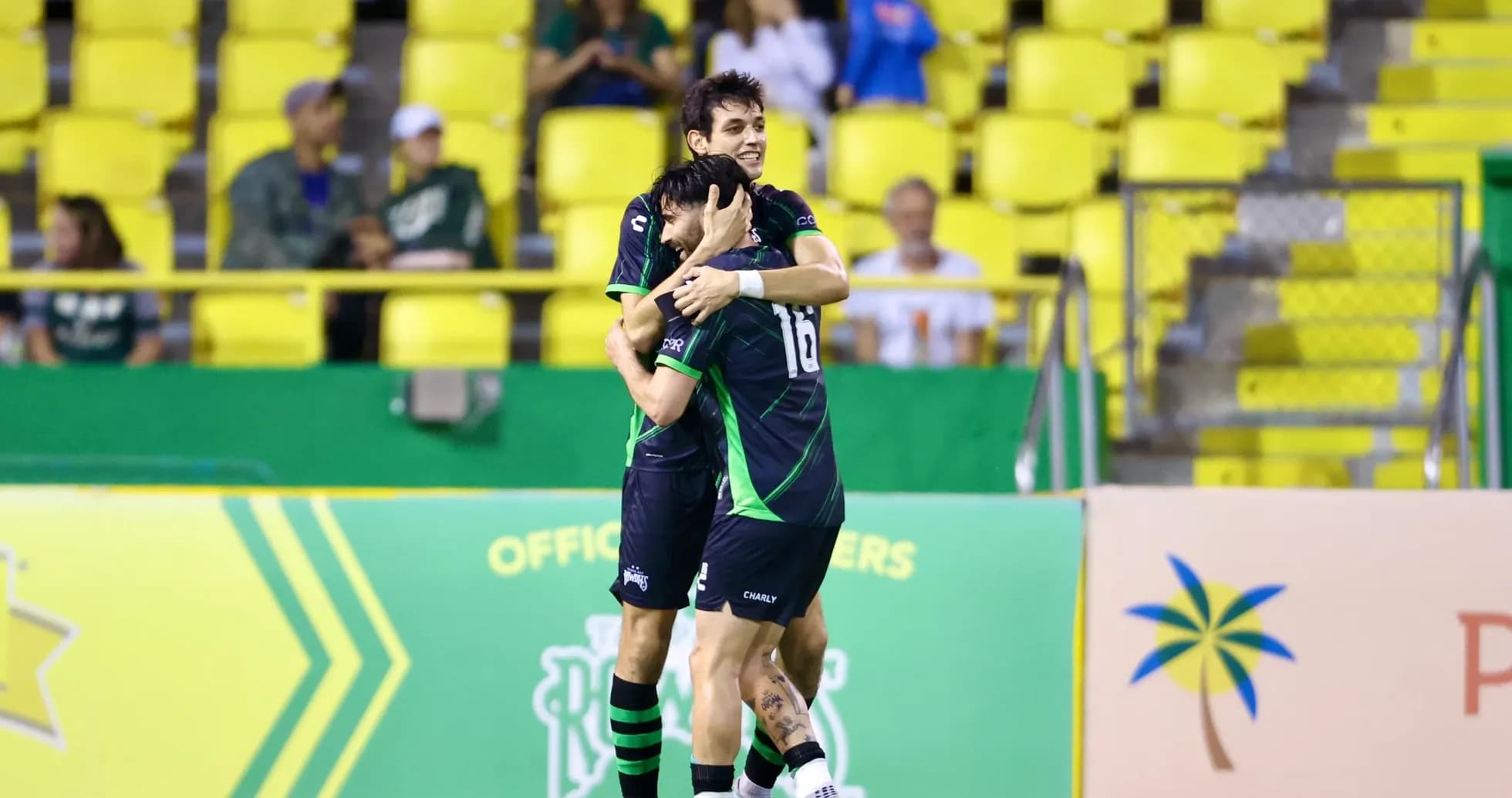 Dos jugadores celebrando un gol en el partido Dos jugadores celebrando un gol en el partido