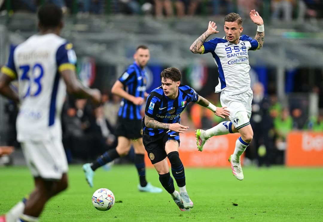 Jugadores de Inter y Hellas Verona en acción Jugadores de Inter y Hellas Verona en acción