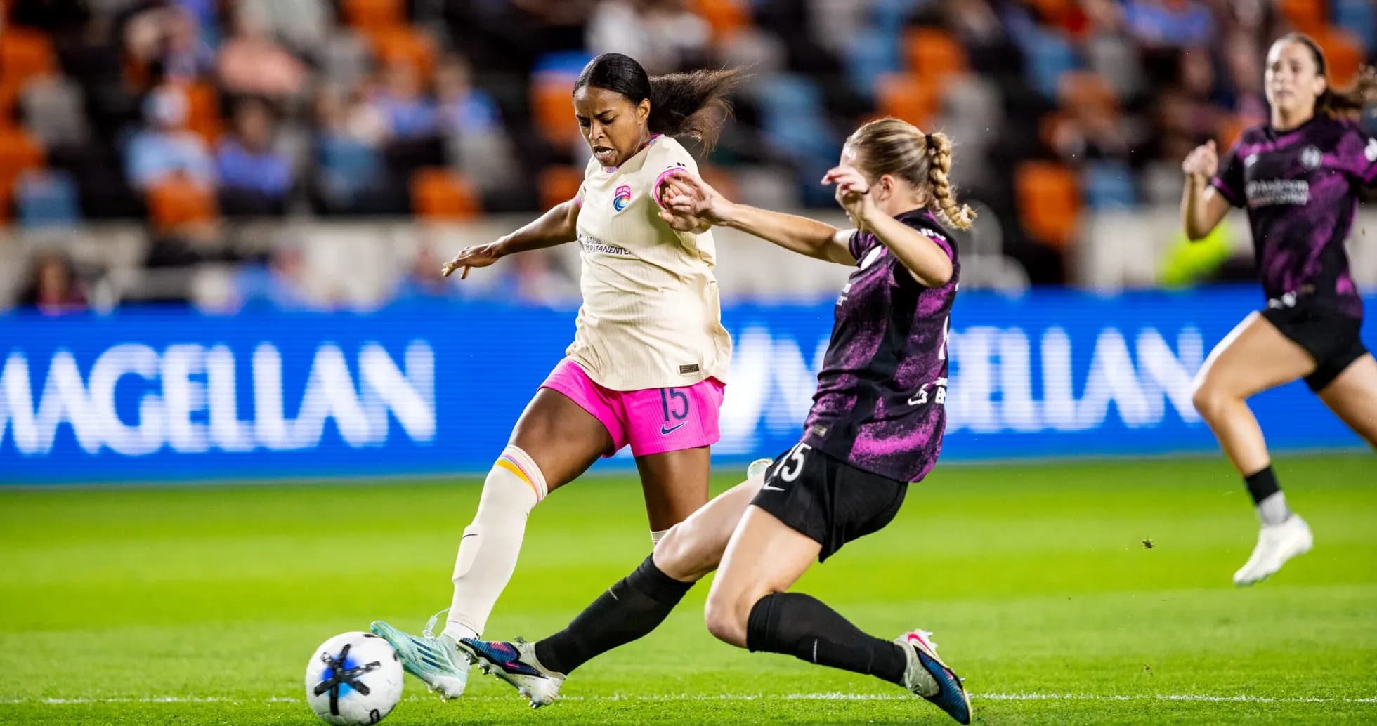 Jugadora de Houston Dash en acción contra NJ/NY Gotham FC Jugadora de Houston Dash en acción contra NJ/NY Gotham FC