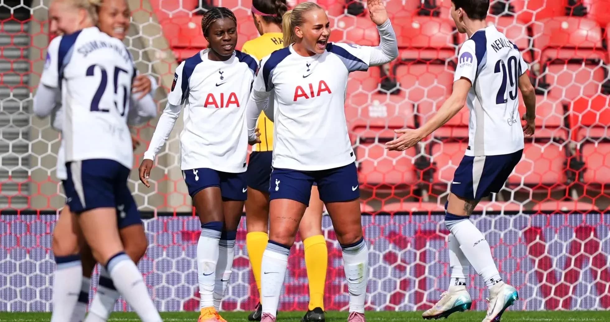 Jugadoras del Tottenham celebrando un gol Jugadoras del Tottenham celebrando un gol