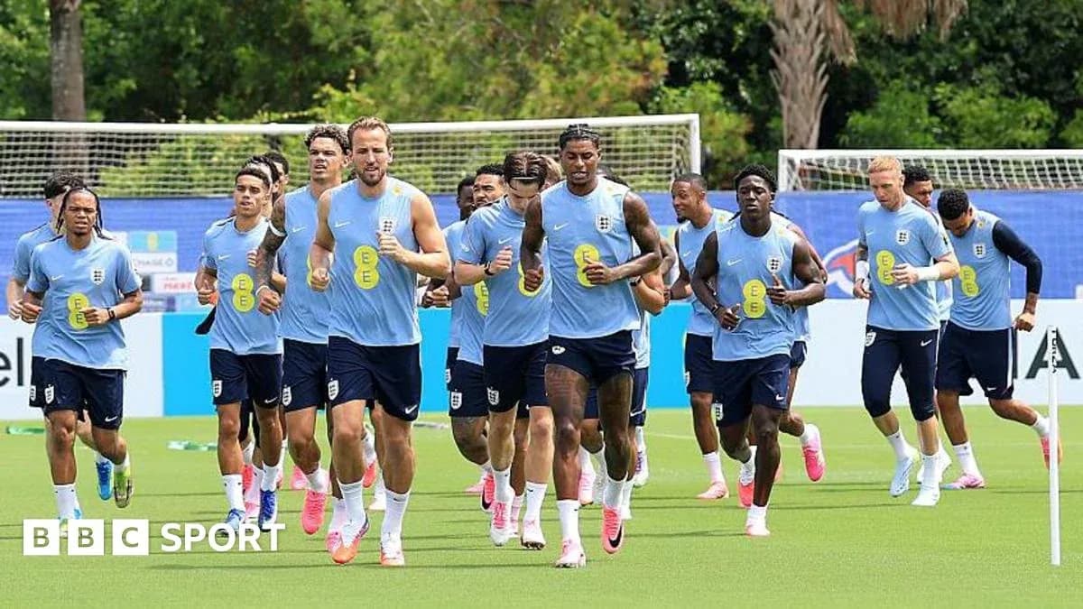 Equipo de Inglaterra corriendo durante sesión de entrenamiento Equipo de Inglaterra corriendo durante sesión de entrenamiento