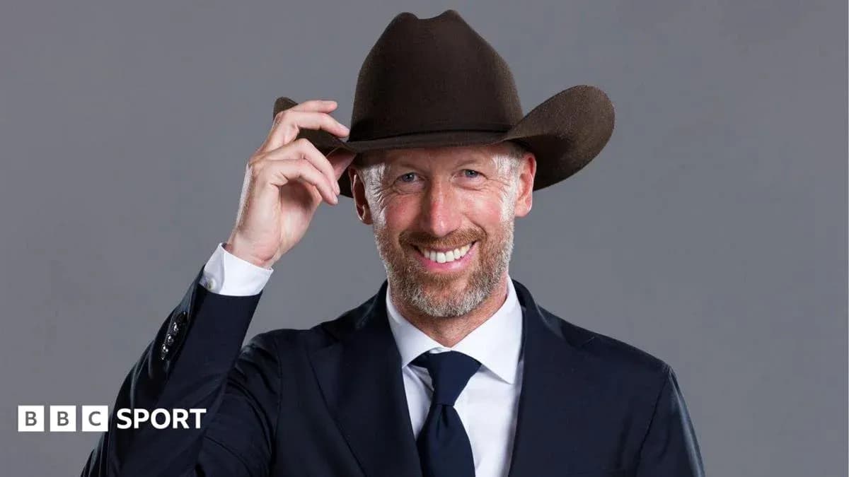 Hombre con sombrero en traje posando para foto Hombre con sombrero en traje posando para foto