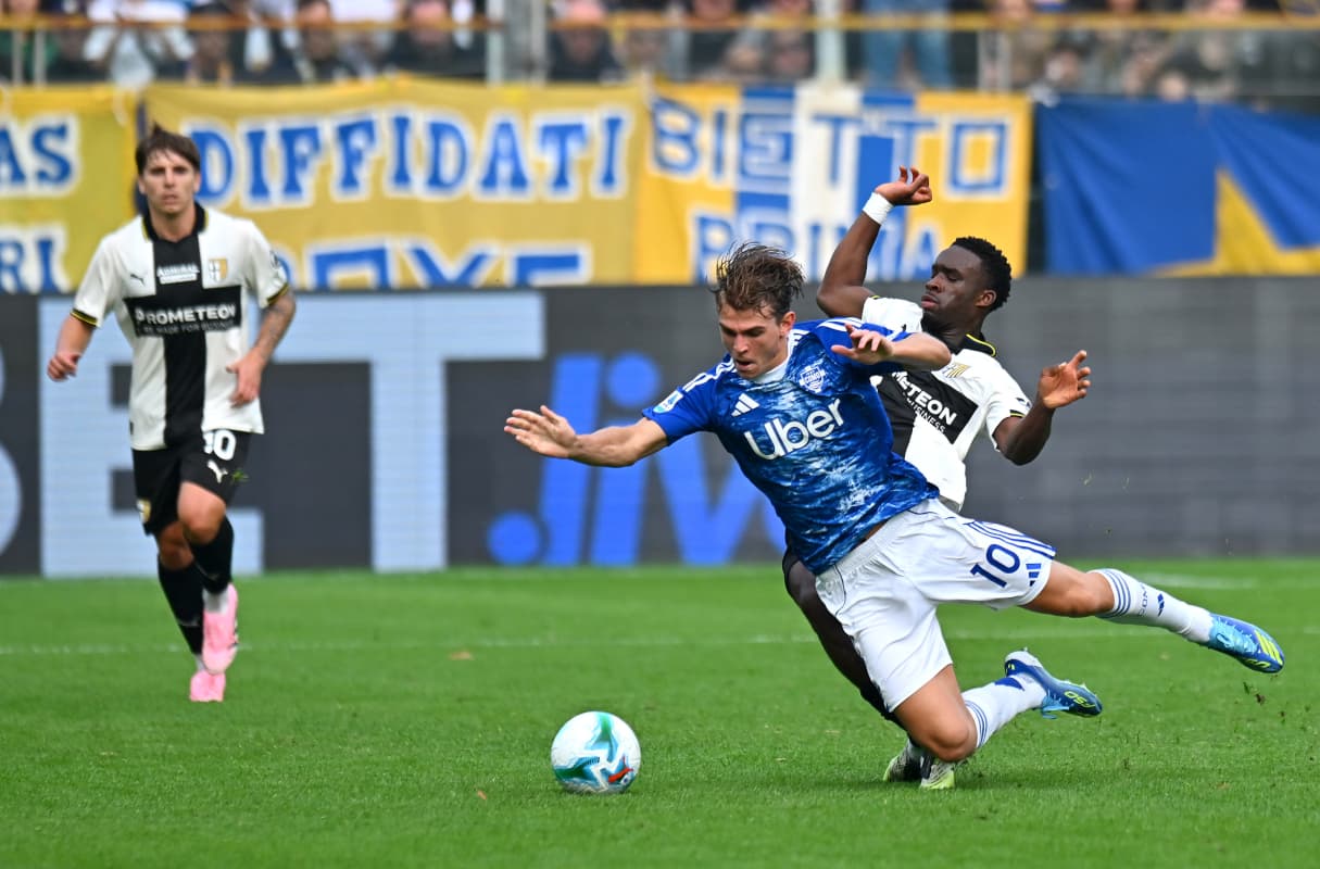 Jugador de Como cae tras falta de Parma Jugador de Como cae tras falta de Parma