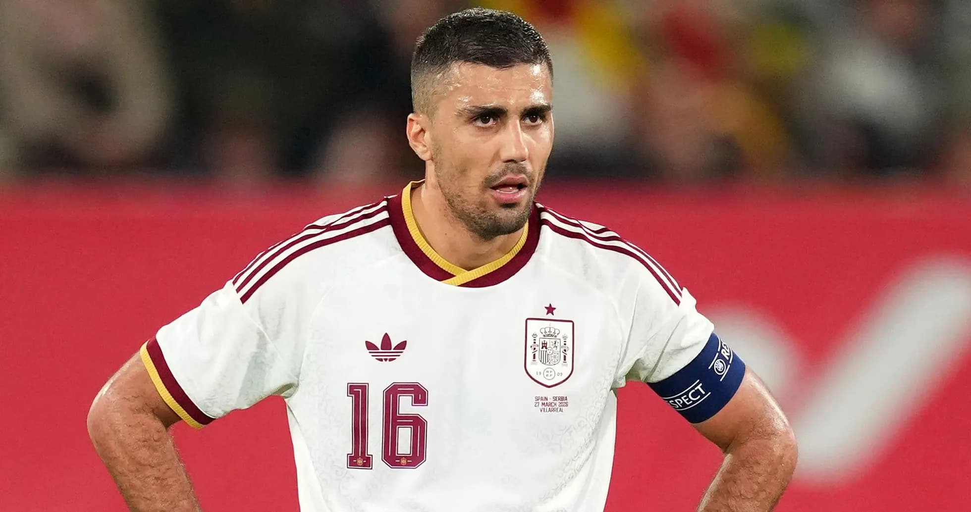 Jugador de España con camiseta blanca durante partido Jugador de España con camiseta blanca durante partido