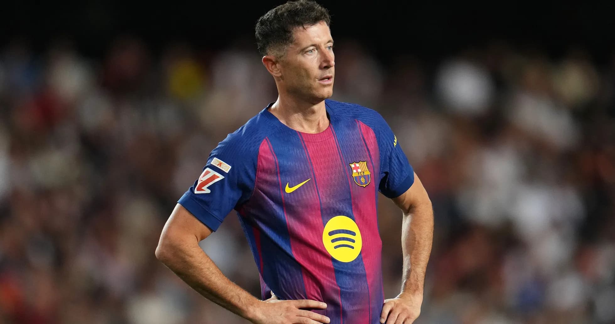 Jugador de Barcelona con camiseta en campo de juego Jugador de Barcelona con camiseta en campo de juego