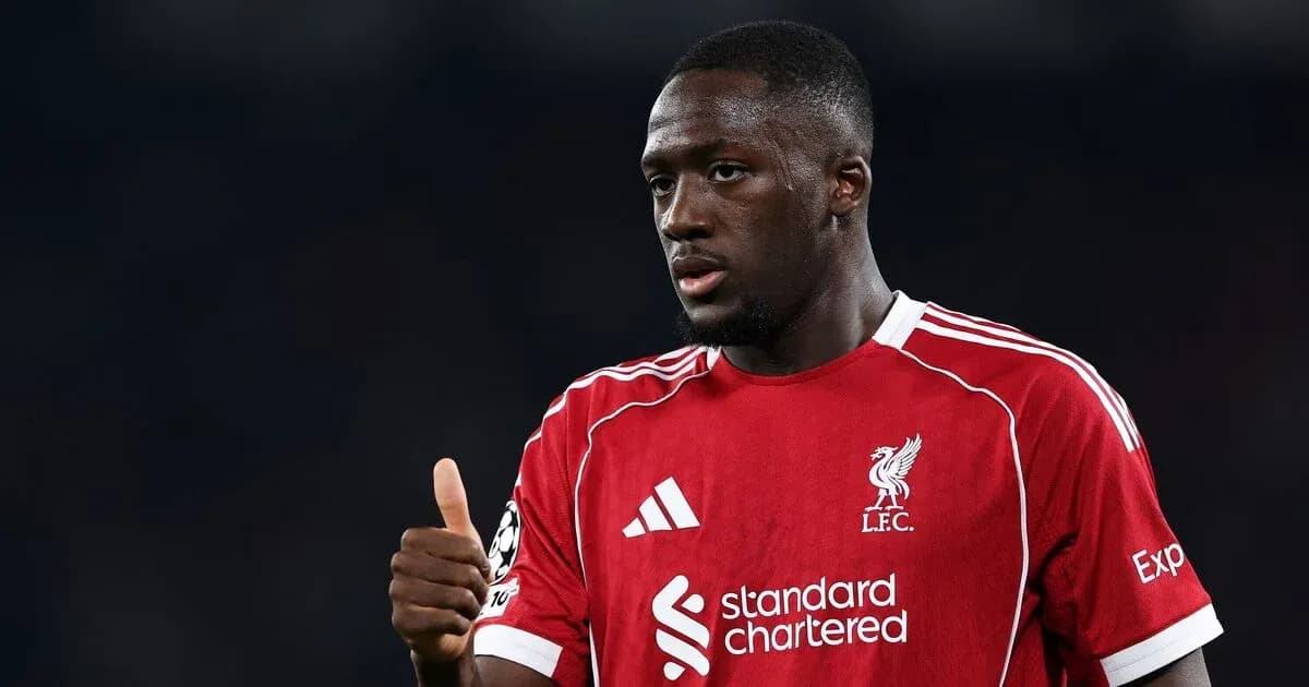 Jugador de Liverpool mostrando pulgar hacia arriba Jugador de Liverpool mostrando pulgar hacia arriba