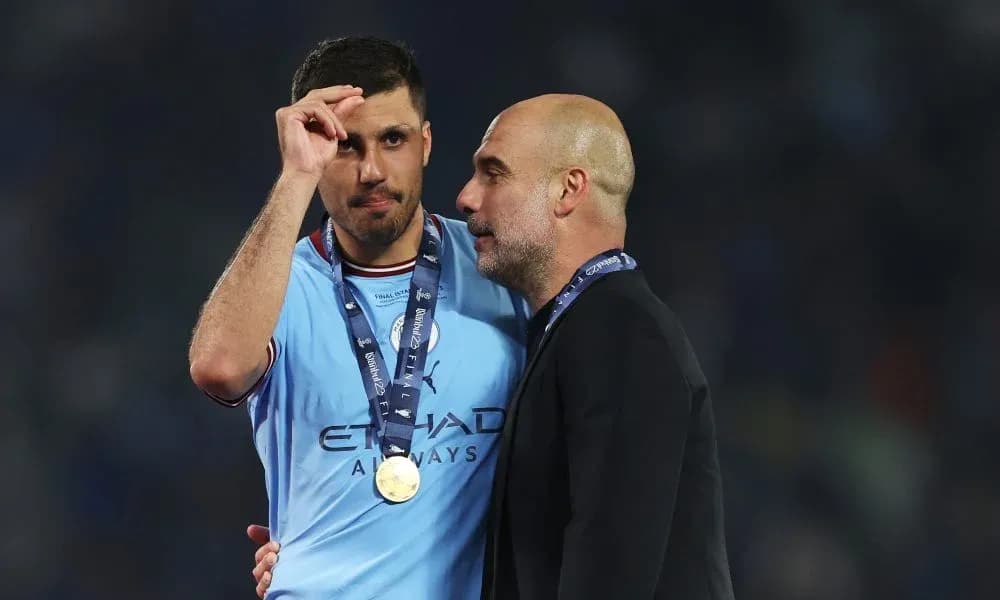Jugador con medalla hablando con entrenador tras partido Jugador con medalla hablando con entrenador tras partido