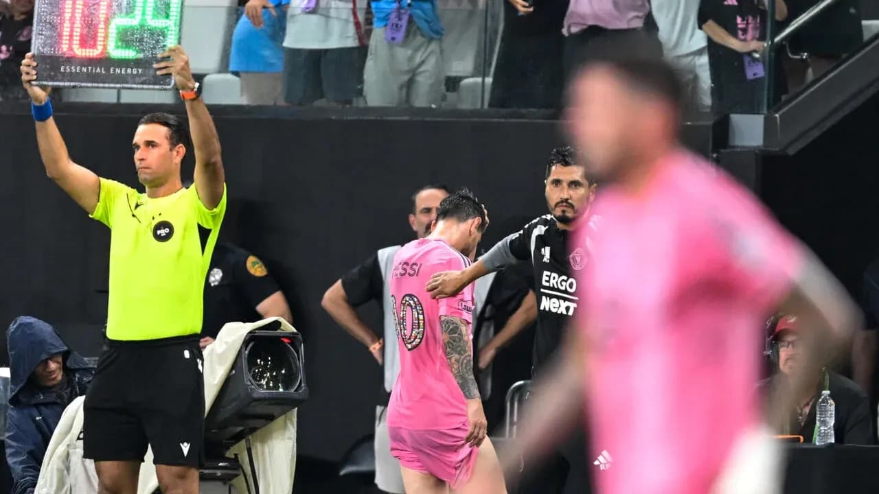 Sustitución de jugador en partido, Messi saliendo del campo Sustitución de jugador en partido, Messi saliendo del campo