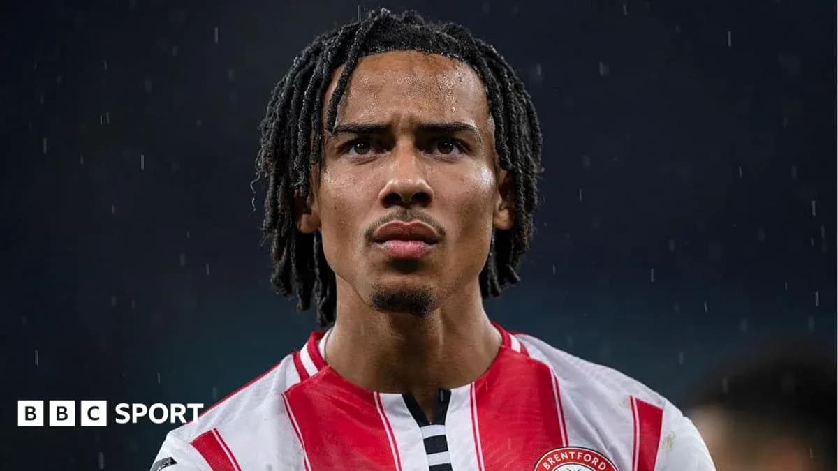 Jugador de Brentford en uniforme bajo la lluvia Jugador de Brentford en uniforme bajo la lluvia