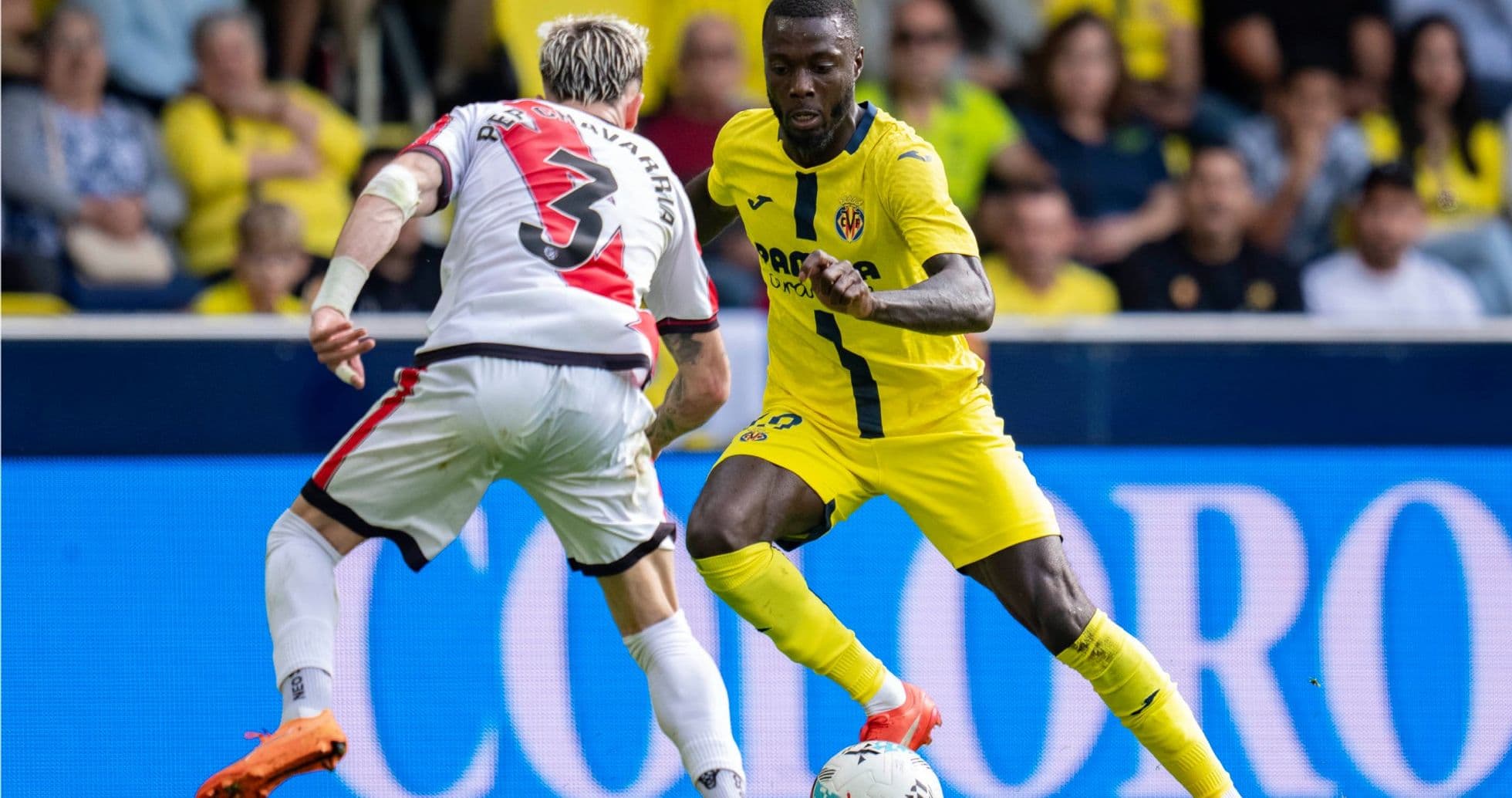 Jugador de Villarreal driblando a rival de Rayo Vallecano Jugador de Villarreal driblando a rival de Rayo Vallecano