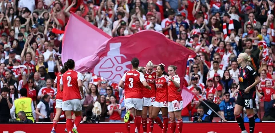 Jugadoras de Arsenal celebrando un gol con aficionados Jugadoras de Arsenal celebrando un gol con aficionados