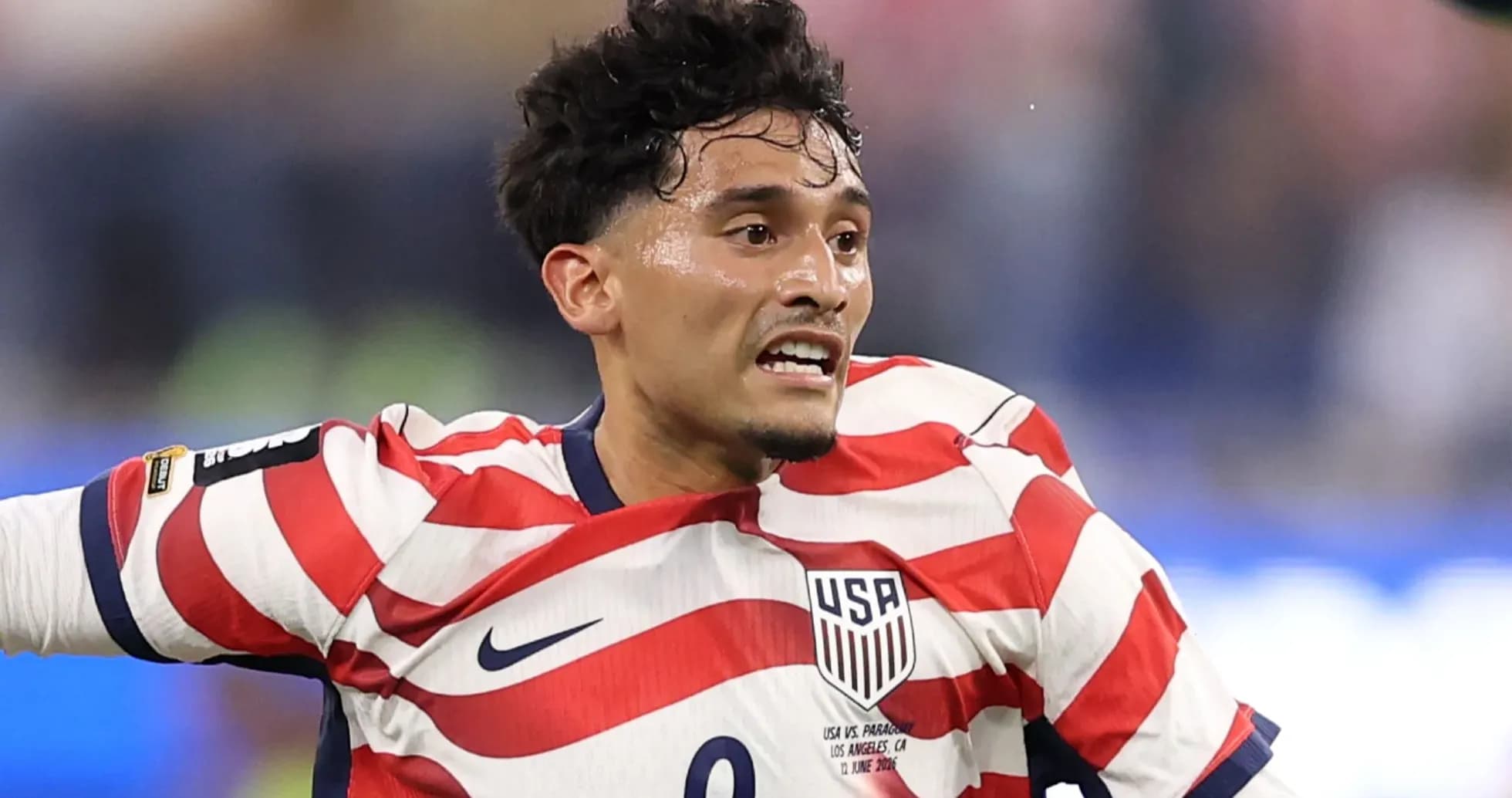 Jugador de Estados Unidos con camiseta a rayas Jugador de Estados Unidos con camiseta a rayas