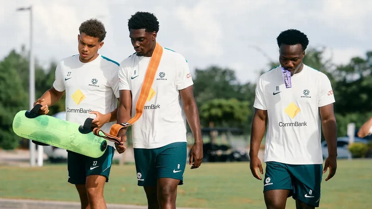 Jugadores de fútbol caminando durante sesión de entrenamiento Jugadores de fútbol caminando durante sesión de entrenamiento
