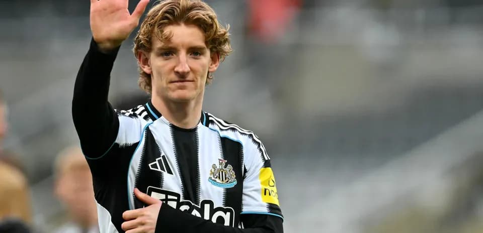 Jugador de Newcastle saludando a los aficionados Jugador de Newcastle saludando a los aficionados