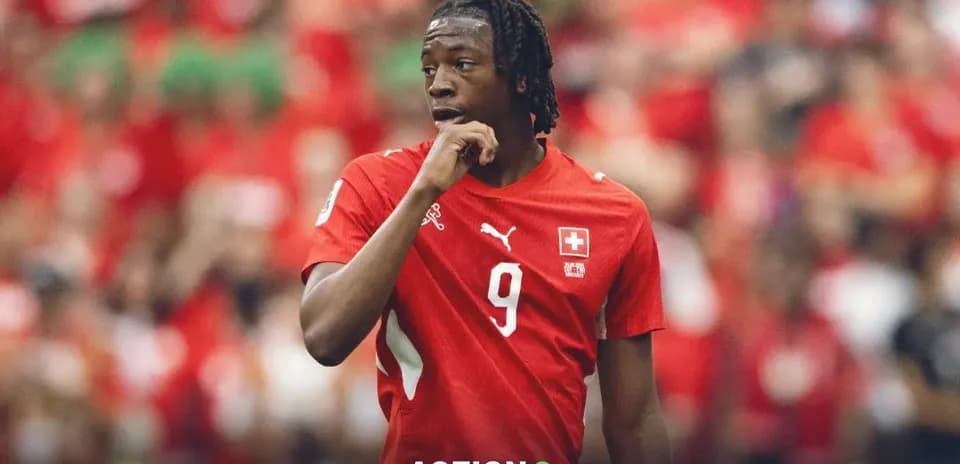 Jugador de Suiza en partido de fútbol Jugador de Suiza en partido de fútbol