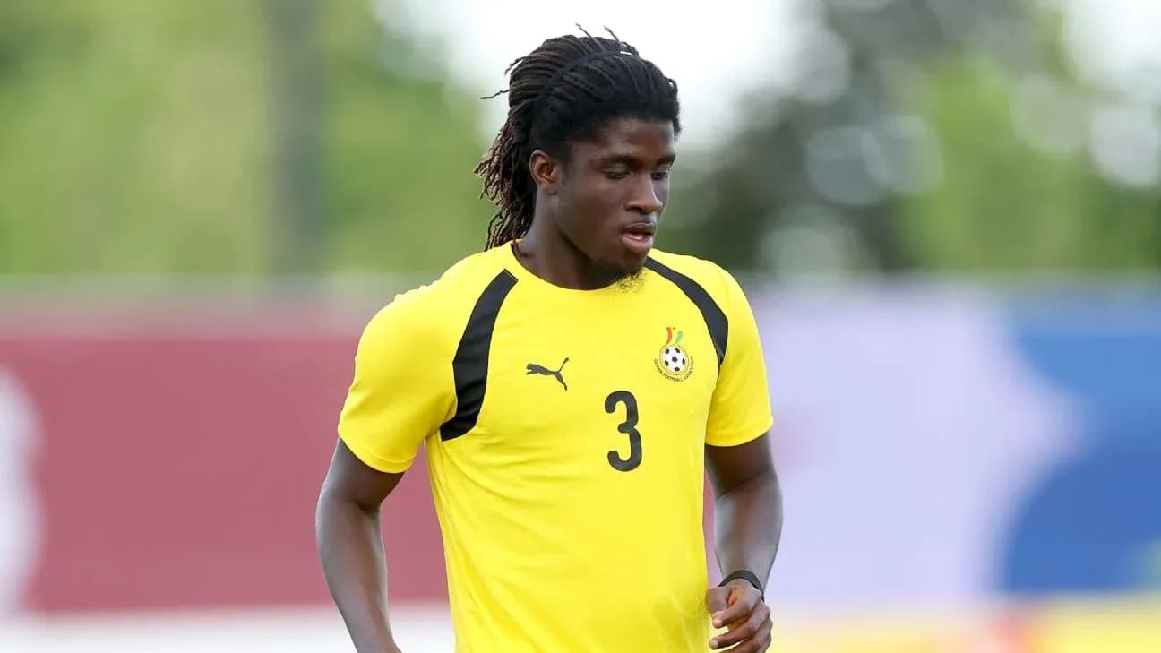 Jugador de Ghana entrenando en camiseta amarilla Jugador de Ghana entrenando en camiseta amarilla