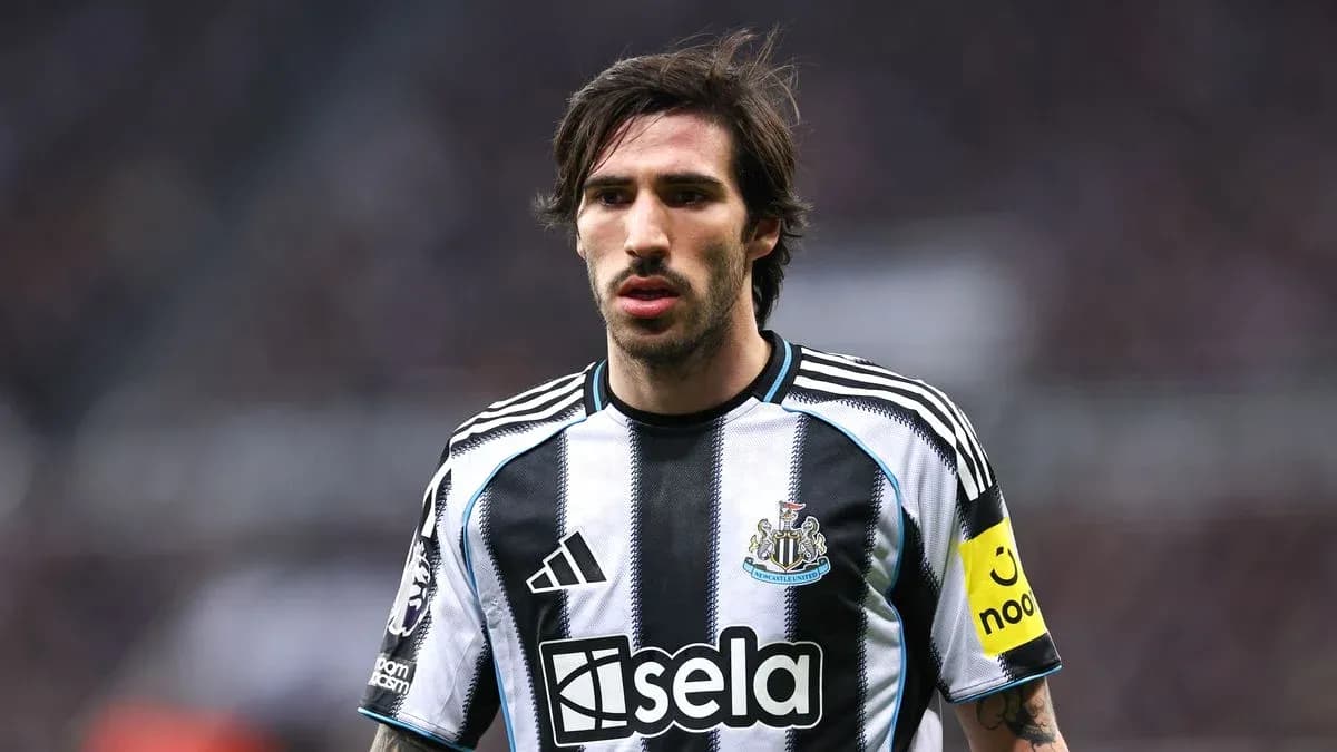 Jugador de Newcastle con camiseta a rayas en el campo Jugador de Newcastle con camiseta a rayas en el campo