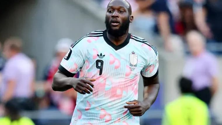 Jugador corriendo con camiseta de Bélgica en partido Jugador corriendo con camiseta de Bélgica en partido