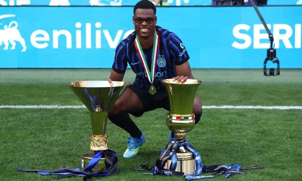 Jugador con trofeos de campeón en el campo Jugador con trofeos de campeón en el campo