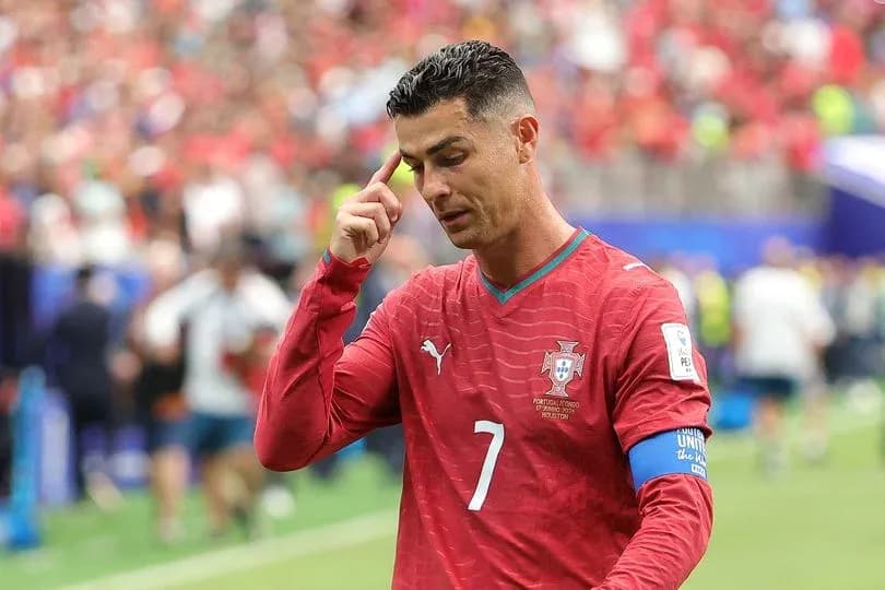 Cristiano Ronaldo señalando su frente en el campo Cristiano Ronaldo señalando su frente en el campo