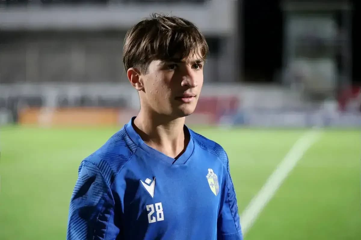 Jugador en uniforme azul en campo de fútbol Jugador en uniforme azul en campo de fútbol