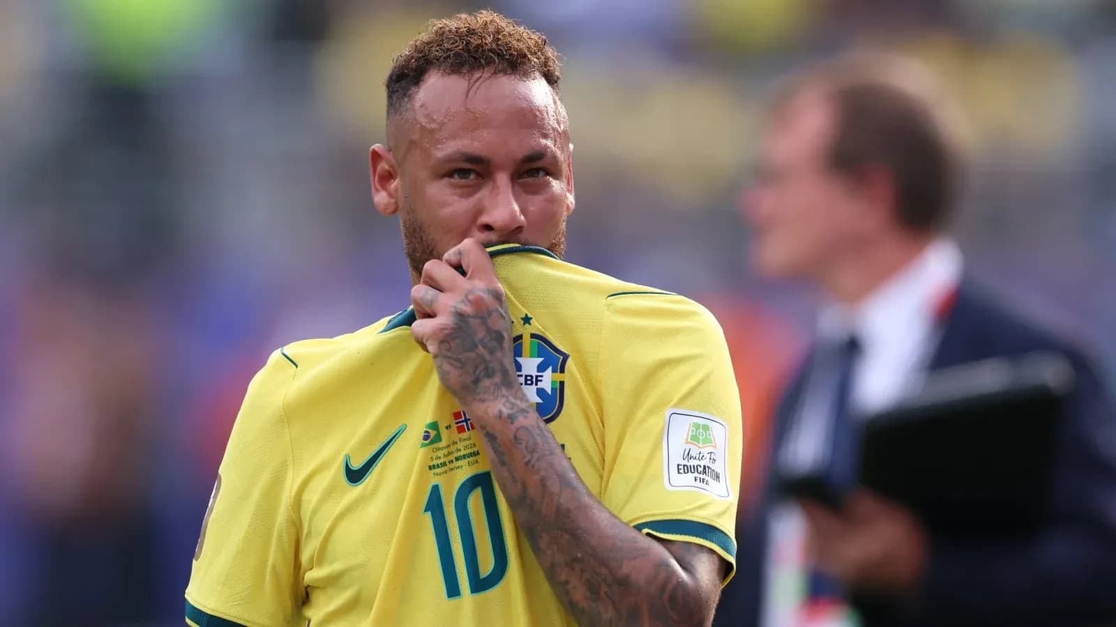 Neymar besando la camiseta de Brasil en partido Neymar besando la camiseta de Brasil en partido