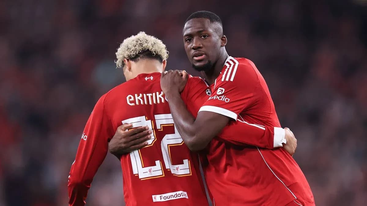 Dos jugadores abrazándose en uniforme rojo Dos jugadores abrazándose en uniforme rojo
