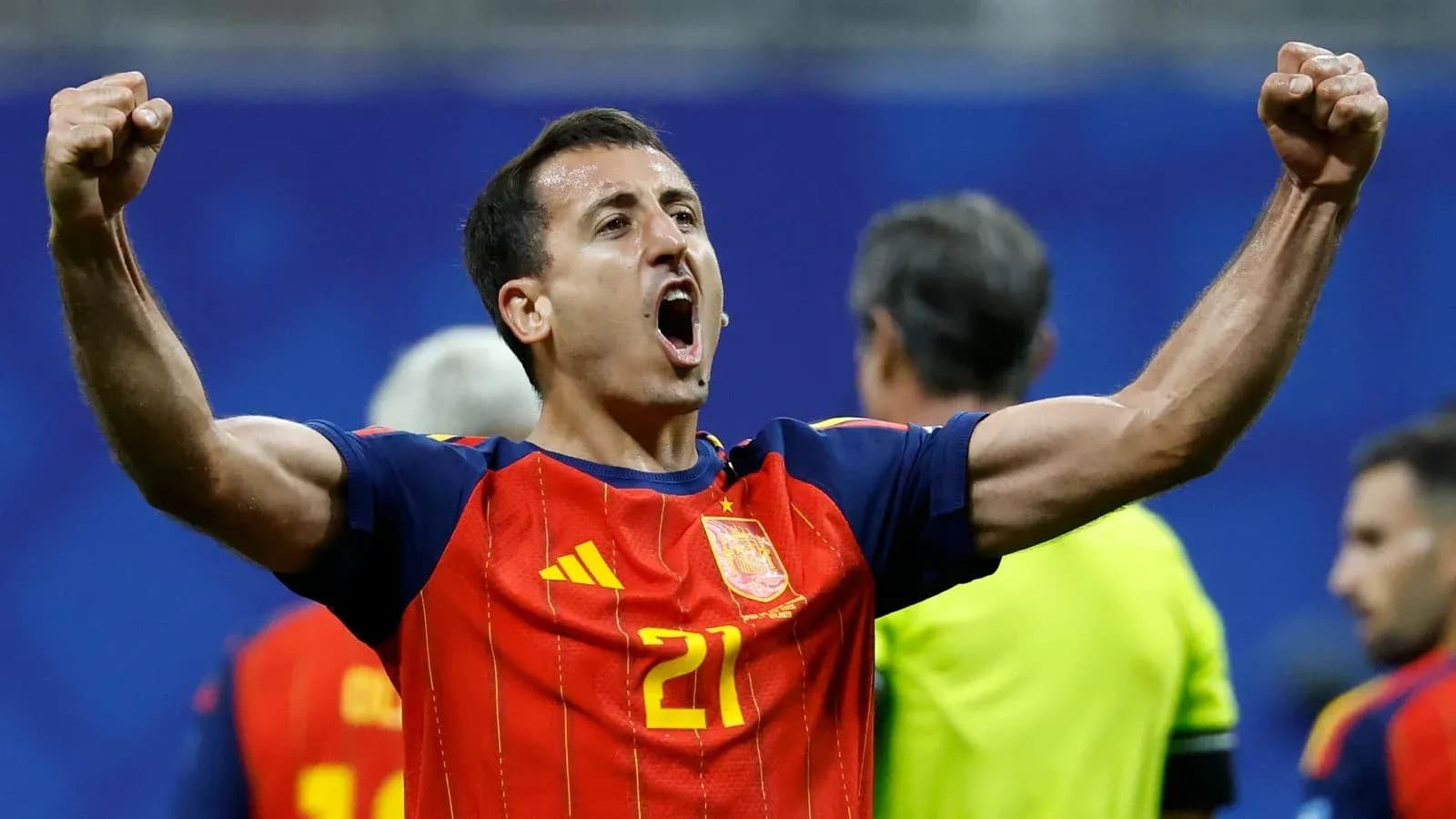 Jugador español celebrando con los brazos levantados Jugador español celebrando con los brazos levantados