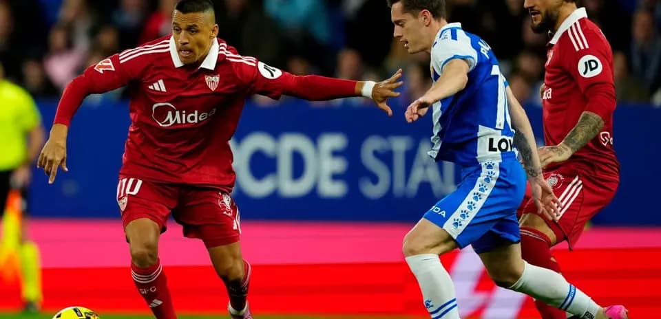 Jugadores de Sevilla y Espanyol en acción Jugadores de Sevilla y Espanyol en acción